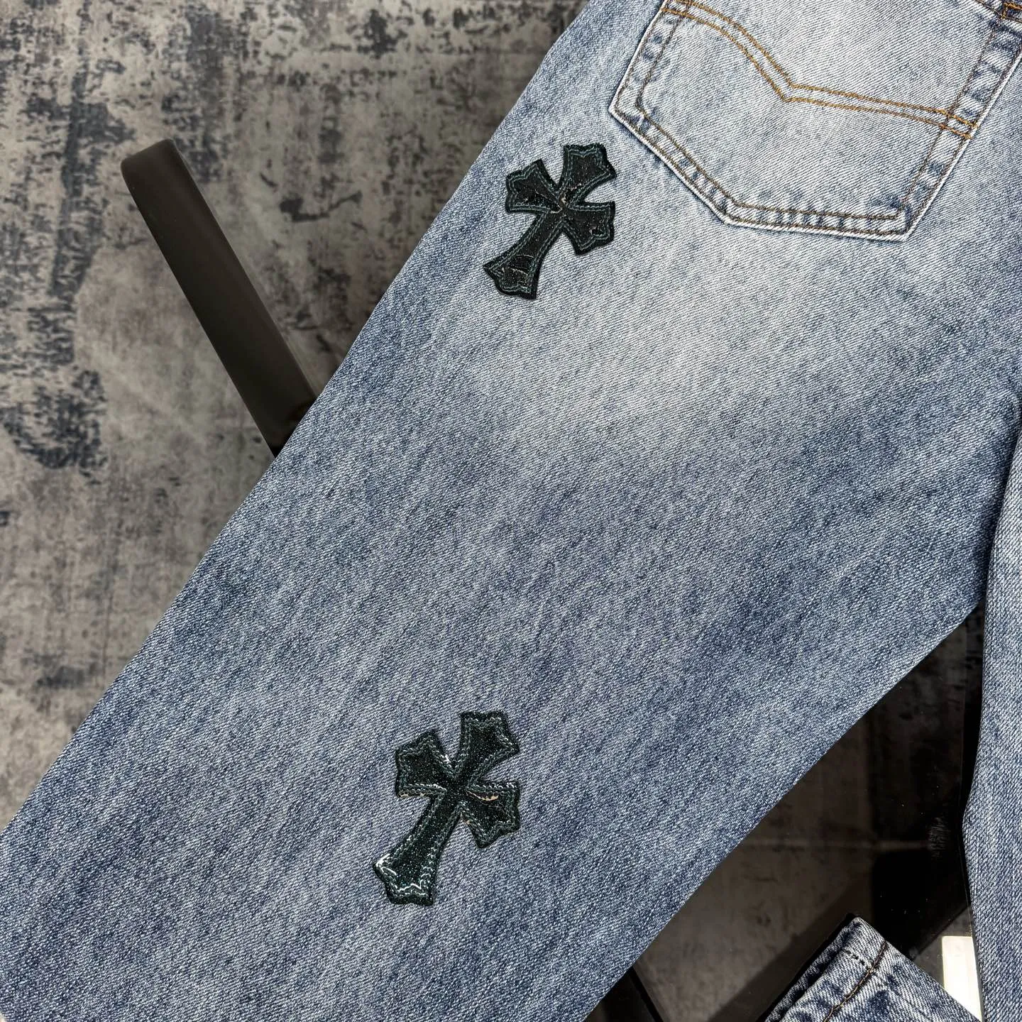 P280 Chromehearts washed blue ripped starry sky leather jeans adopt starry sky theme leather elements, mostly presented in the shape of a cross, with glitter on the leather surface. Unique design, simple and elegant details, exquisite workmanship, the entire trousers are neatly routed, and the details are in place! Ceiling-level jeans, a pair that is hard to find at the counter. About Zangyin, this is an extremely luxurious fashion brand that can also be called the aristocrat of the high street. It has always been an exclusive brand for some hipsters or the rich second generation. It is more luxurious and noble than ordinary high streets. It is more fashionable and individual than luxury brands. Top heavy industry fashion design has always been created in high street luxury style. Speaking of this style, Zangyin family and GU family are definitely the leading representative brands, especially the Zangyin family's creation of high street style. It has really achieved a state-of-the-art effect. The color system of this model is made of unique washed materials. It is already quite eye-catching. It is decorated with pink patchwork cross flowers, which cleverly highlights the charm of the brand. Secondly, this model adopts a classic high-waist cutting design, which highlights the long legs and fashionable temperament of the upper body. The brand is highly recognizable and the slim-fitting configuration is more suitable for daily wear. Personality, fashion, and specification interpretation are all at a glance. Needless to say, materials and craftsmanship. As an excellent craftsman brand, Zangyin’s requirements for details and craftsmanship are really perfect. The washed color of this model has gone through a lot of processes, not to mention the embellishment of the denim appliqués. It is also purely hand-made and sewn. Just like what they believe in, only hand-made things have soul and have the meaning of wearing. A top-notch heavy-duty fashionable denim item. Recommended by both hands. Size: 28/30/32/34/36 Waist: 73/78/83/88/93 Knee: 52/53.5/55/56.5/58 Pants length: 100/102/104/106/108